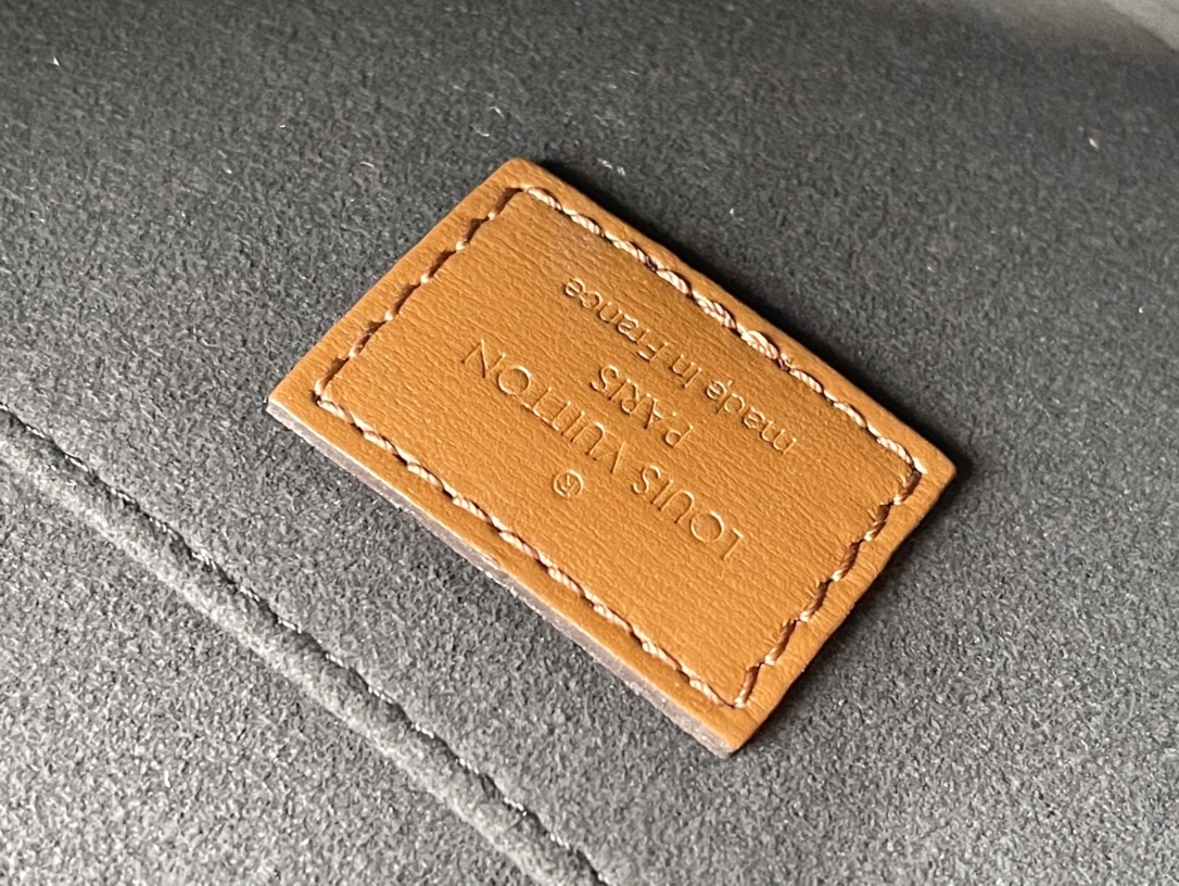 𝐋𝐎𝐔𝐈𝐒 𝐕𝐔𝐈𝐓𝐓𝐎𝐍    M45958