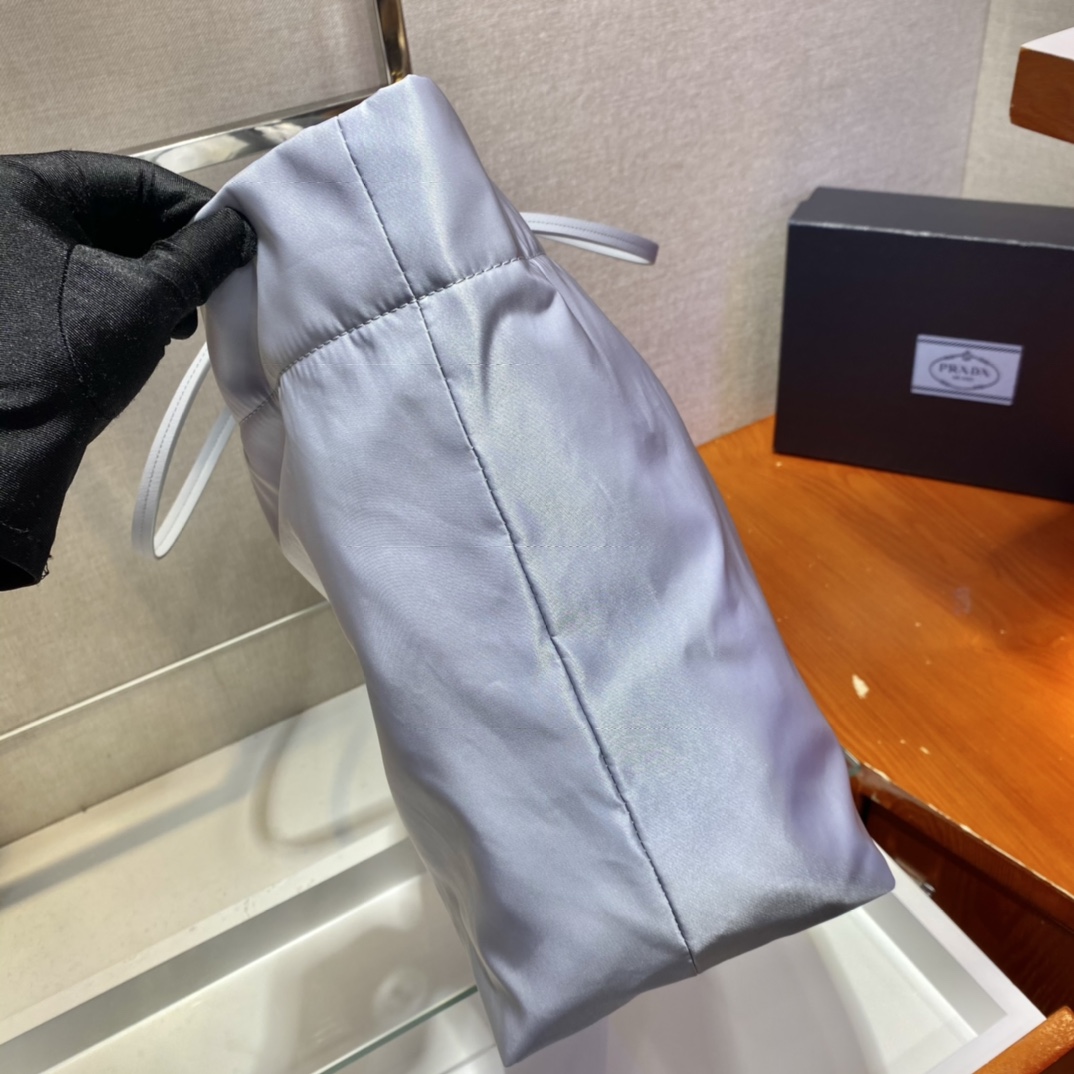 𝐏𝐑𝐀𝐃𝐀 Tote bag 1BG107