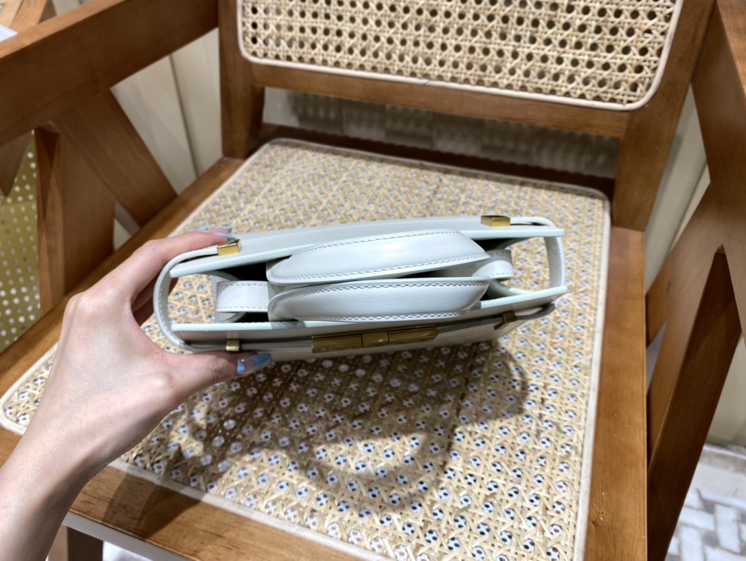 SAINT LAURENT 𝑴𝑨𝑵𝑯𝑨𝑻𝑻𝑨𝑵 𝑵𝑨𝑵𝑶#593741