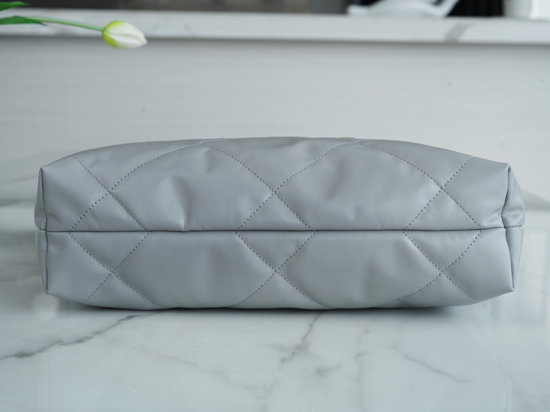 𝗖𝗛𝗔𝗘𝗡𝗟✦𝟐𝟐𝗣Spring/Summer New 𝟐𝟐Handbag Gray Silver Buckle Small 🐘