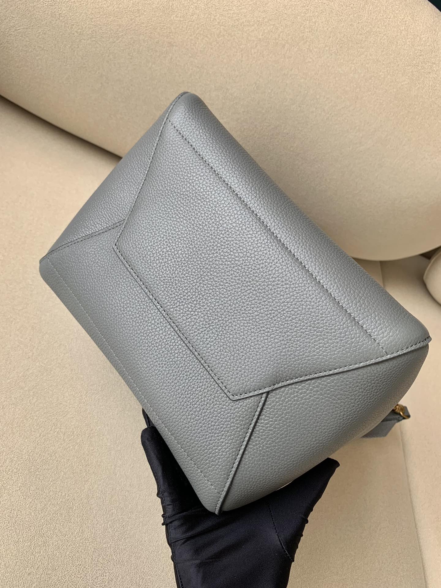 𝐂𝐞𝐥𝐢𝐧𝐞 SANGLE BUCKET bucket bag in soft grained calfskin