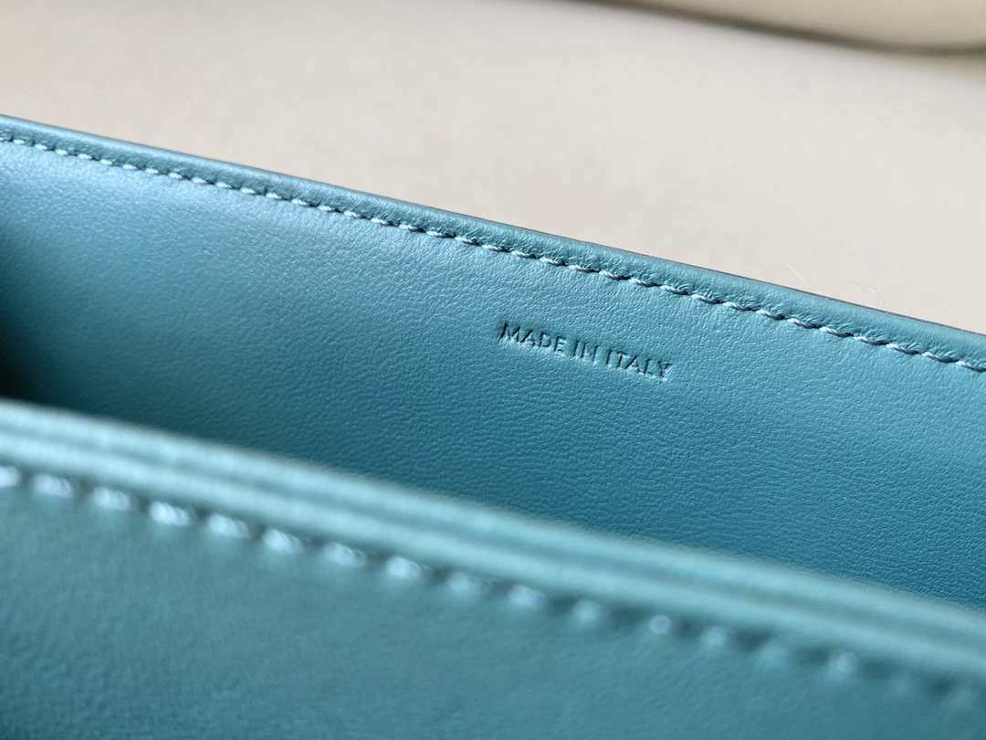 𝐂𝐞𝐥𝐢𝐧𝐞 Triomphe Medium 22.5cm