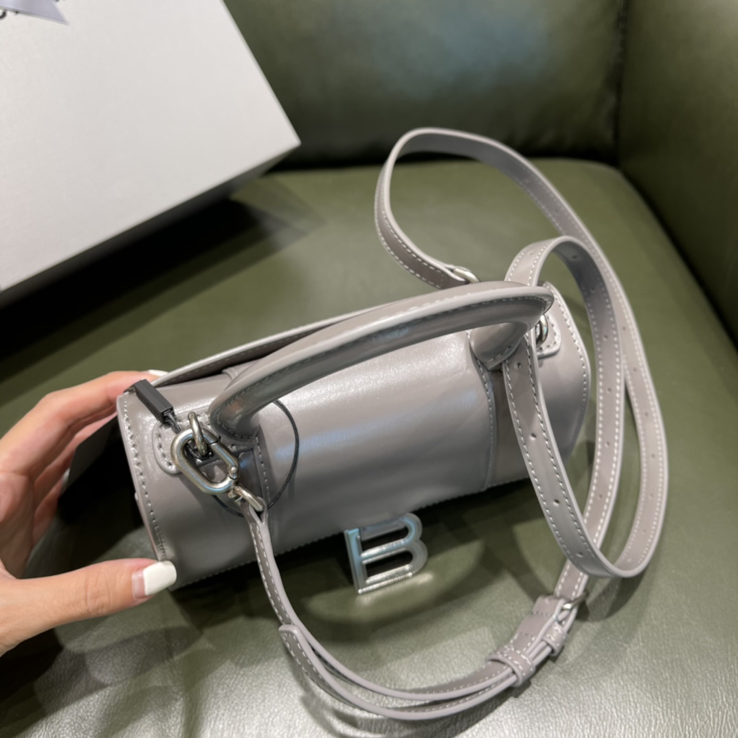 BALENCIAGA 𝐇𝐨𝐮𝐫𝐠𝐥𝐚𝐬𝐬 𝐗𝐒 The hourglass bag of the fashion world