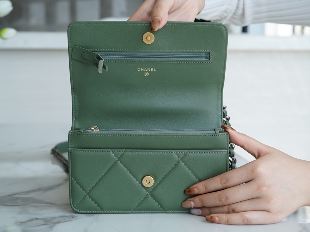 Chanel 19 bag 𝑾𝒐𝒄22C gold buckle matcha green