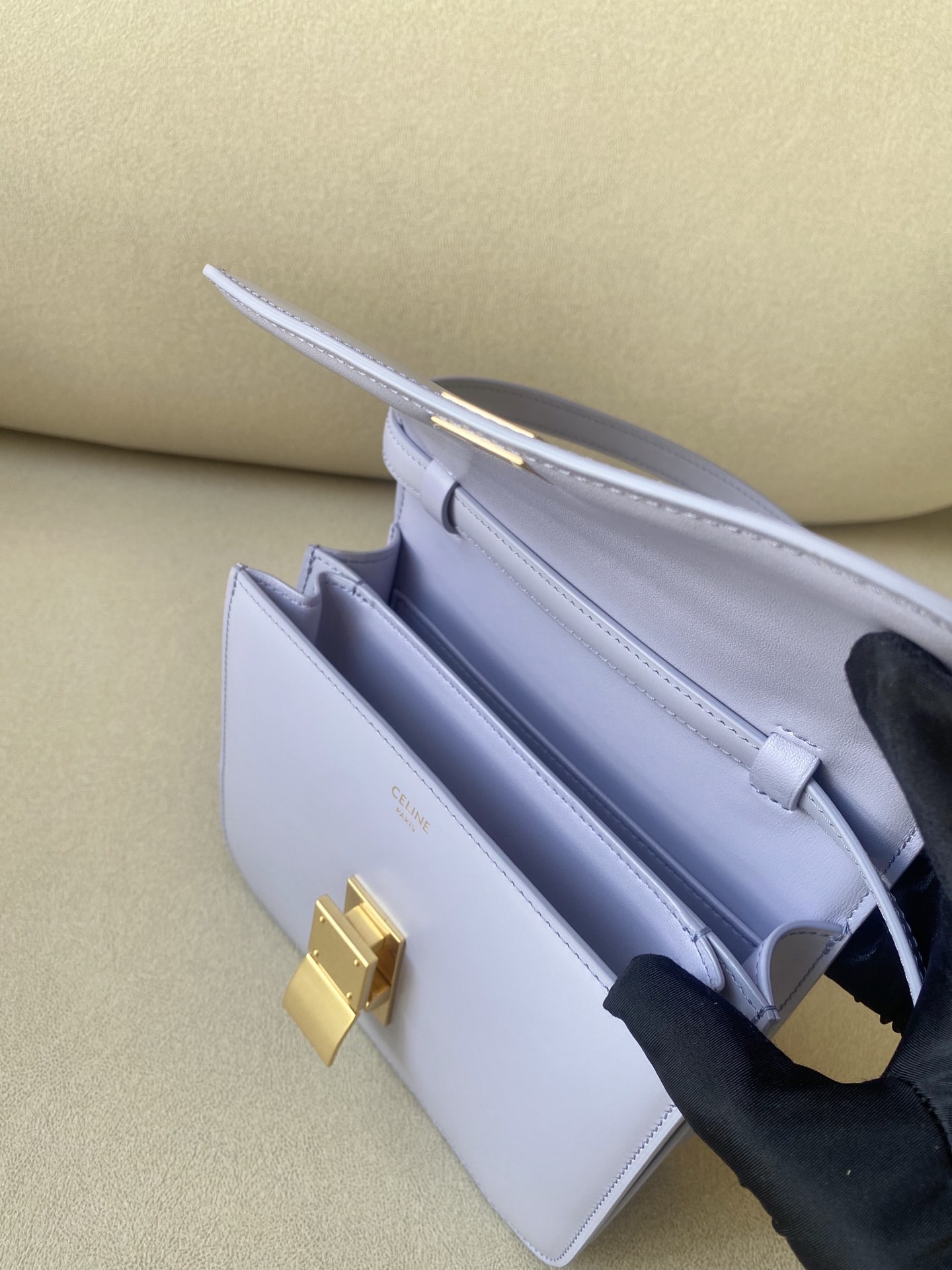 𝐂𝐞𝐥𝐢𝐧𝐞 Box Teen bag in polished calfskin