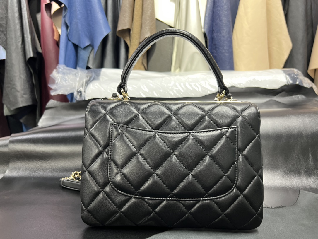 Chanel Trendy cc mouth flap bag V grid black gold genuine leather