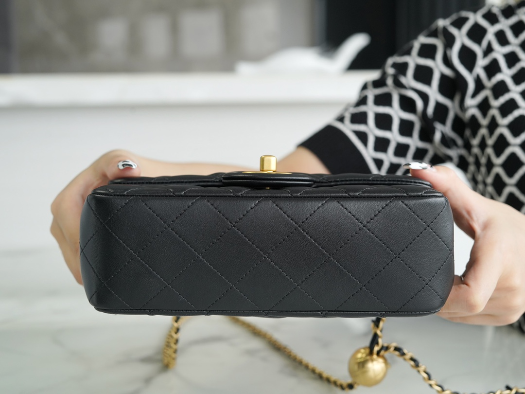 𝗖𝗛𝗔𝗘𝗡𝗟✦ 23C metal ball 𝑴𝒊𝒏𝒊 genuine leather black 🖤