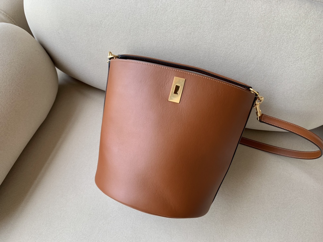 𝐂𝐞𝐥𝐢𝐧𝐞 BUCKET 16 bucket bag in smooth calfskin