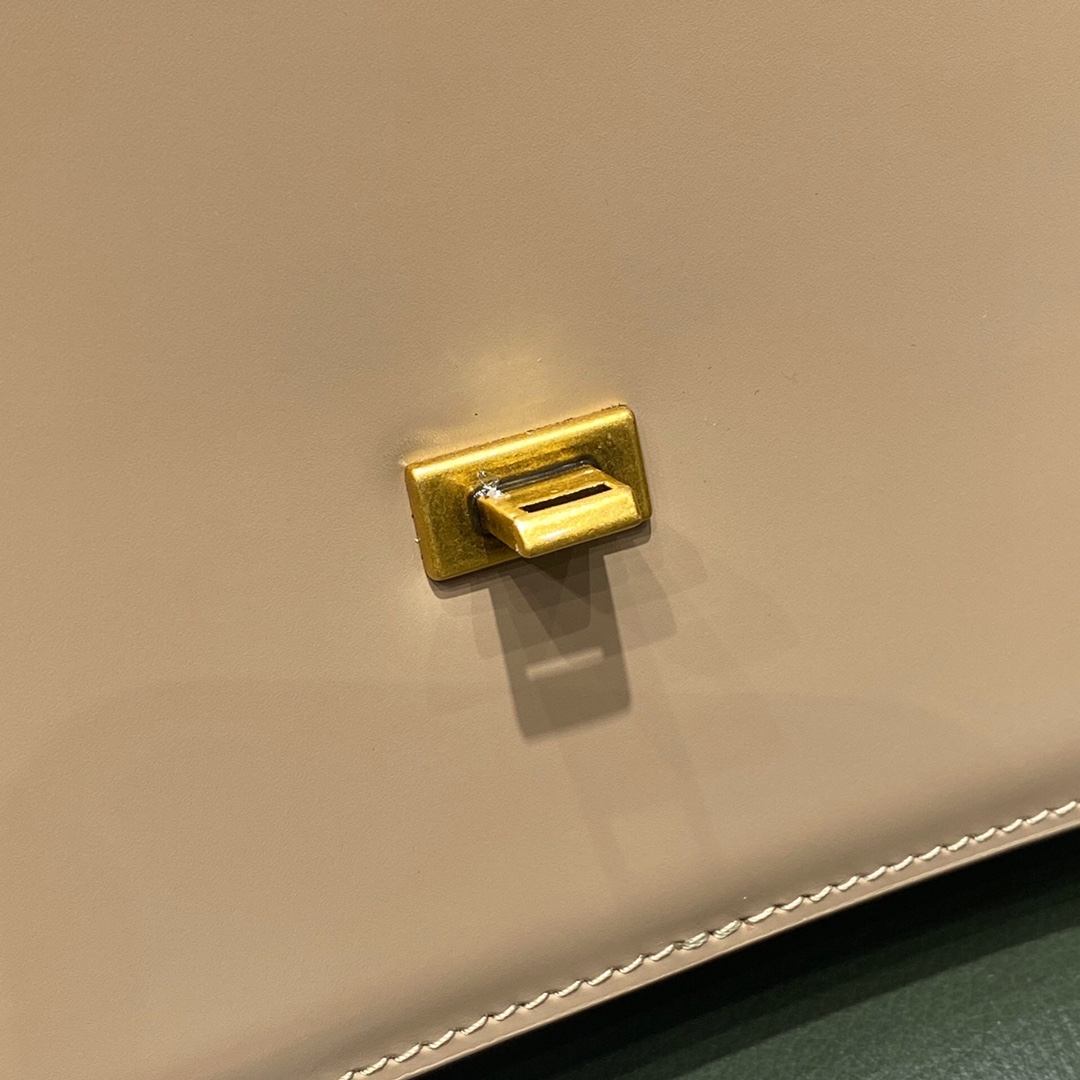 BALENCIAGA 𝘀𝗺𝗮𝗹𝗹 𝗯𝗮𝗴 Plain apricot gold buckle