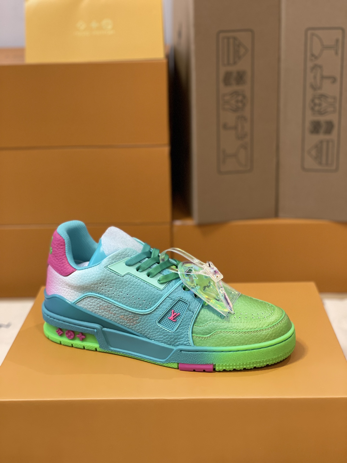 Louis Vuitton couple models LVTRAINER sneakers model number MS0119