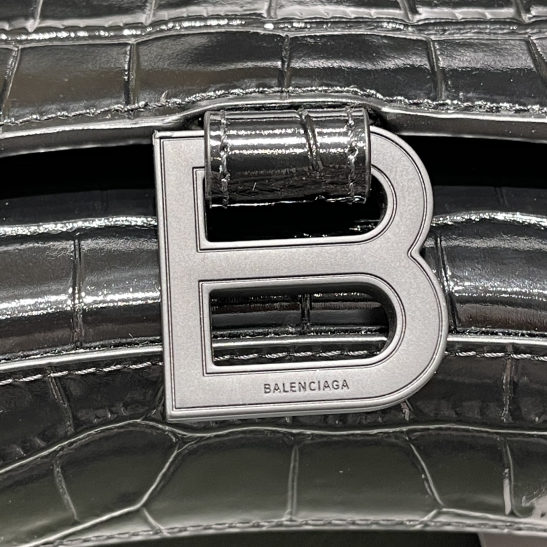 BALENCIAGA 𝐇𝐨𝐮𝐫𝐠𝐥𝐚𝐬𝐬 𝐰𝐚𝐥𝐥𝐞𝐭 𝐨𝐧 𝐜𝐡𝐚𝐢𝐧 ⏳ ▪️ crocodile print black buckle