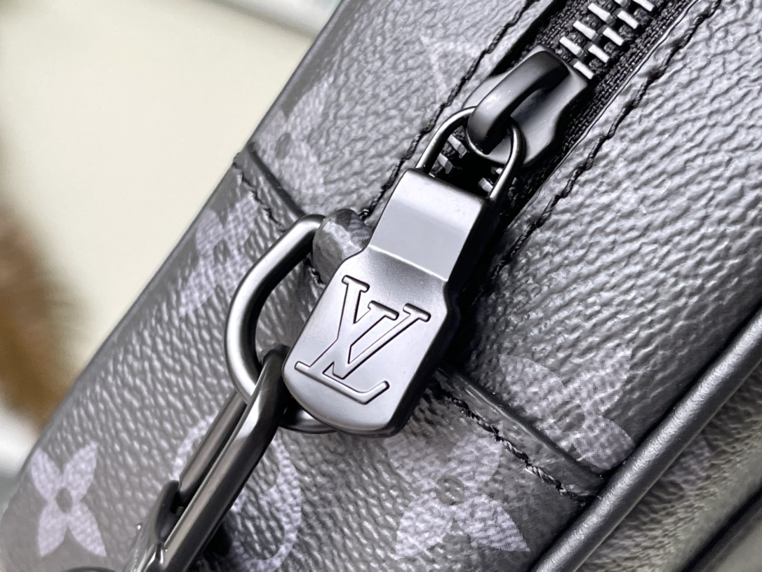 𝐋𝐎𝐔𝐈𝐒 𝐕𝐔𝐈𝐓𝐓𝐎𝐍     M82076