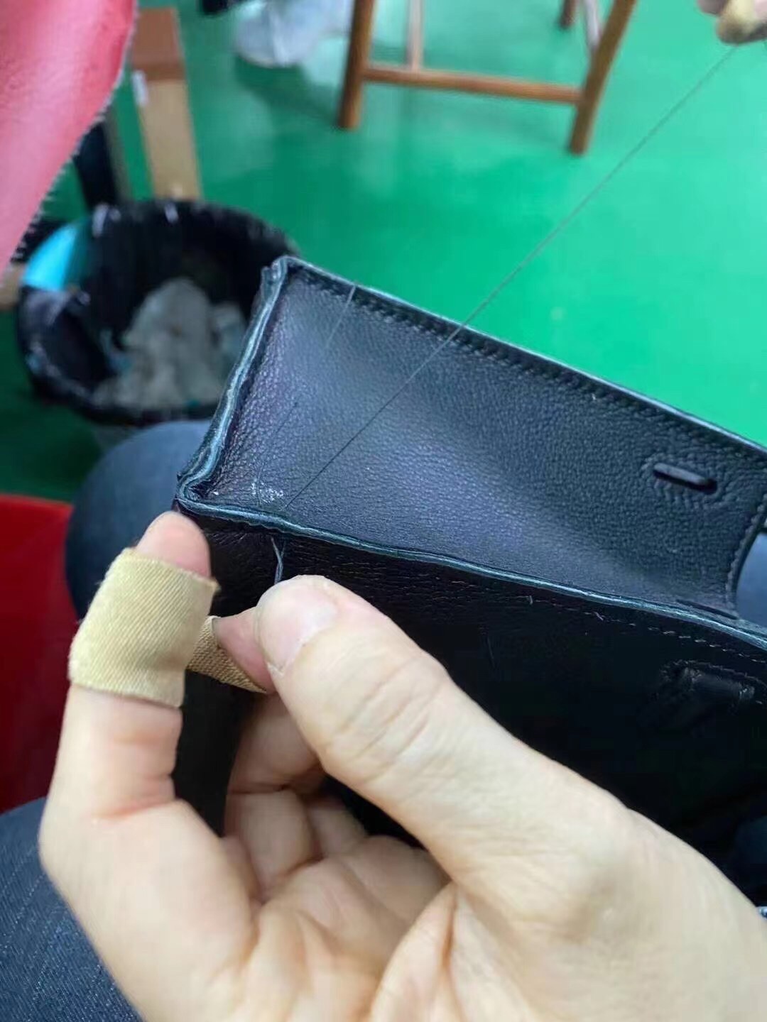 Hermes bag making process：One stitch is handmade to straighten the side of the bag and looks great.