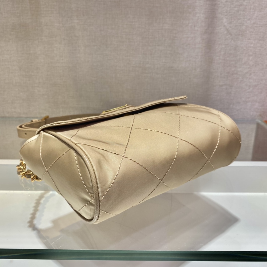 𝐏𝐑𝐀𝐃𝐀 Medium antique small satchel