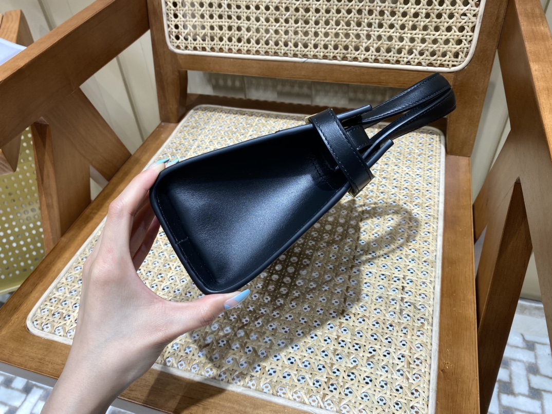 SAINT LAURENT 𝑴𝑨𝑵𝑯𝑨𝑻𝑻𝑨𝑵 𝑵𝑨𝑵𝑶#593741