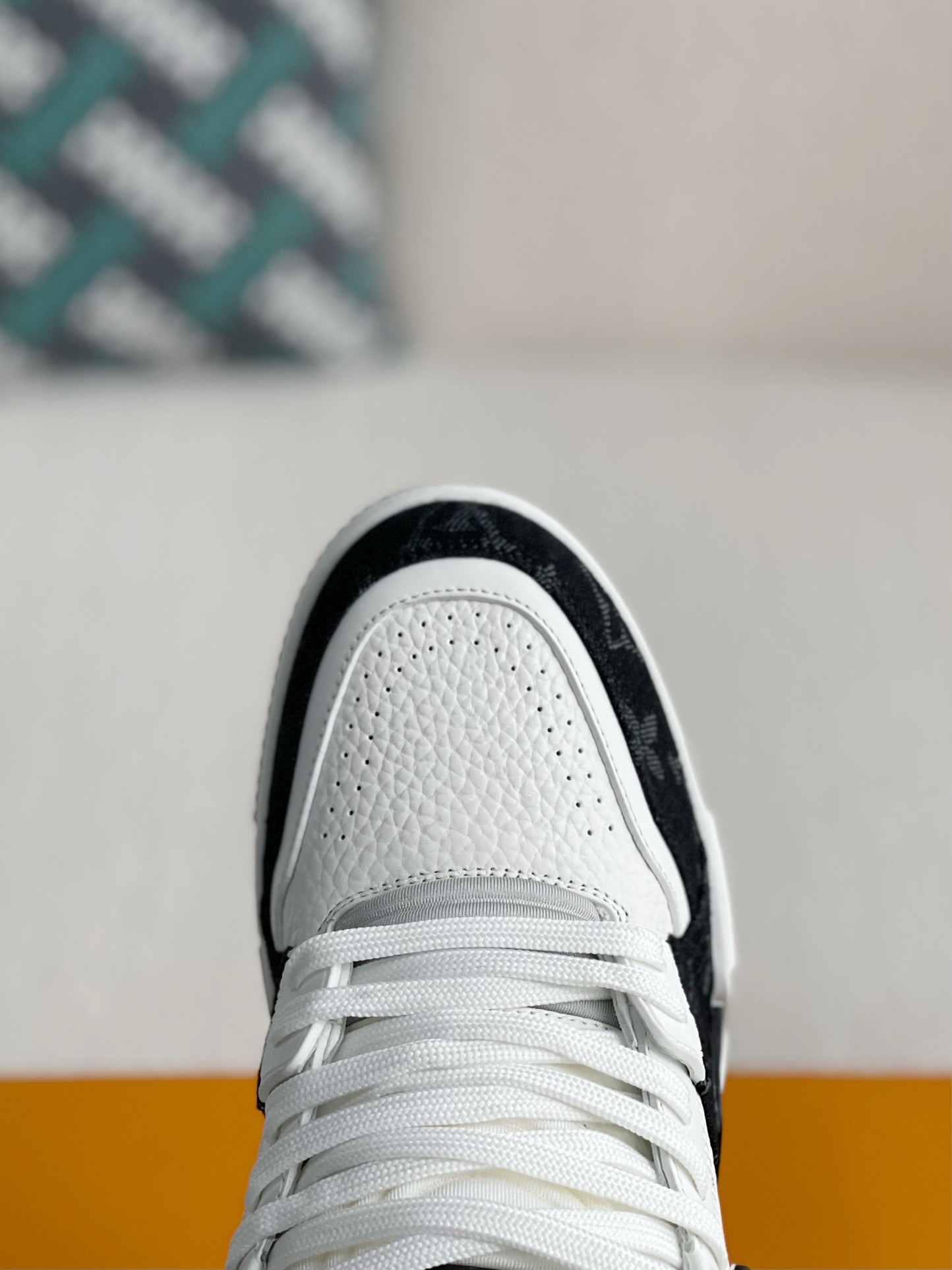 LOUIS VUITTON SNEAKERS