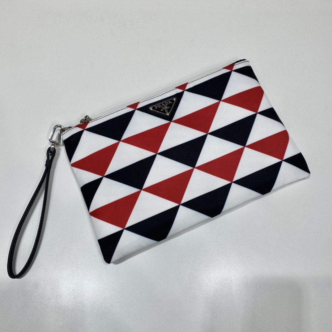 𝐏𝐑𝐀𝐃𝐀 2NH006 Triangle print clutch bag