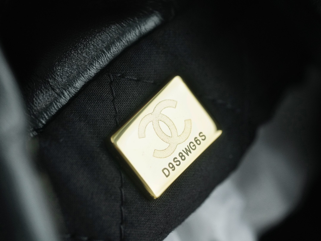 𝗖𝗛𝗔𝗡𝗘𝗟✦ 23s Spring/Summer New 22Mini bag Original Leather Black Gold