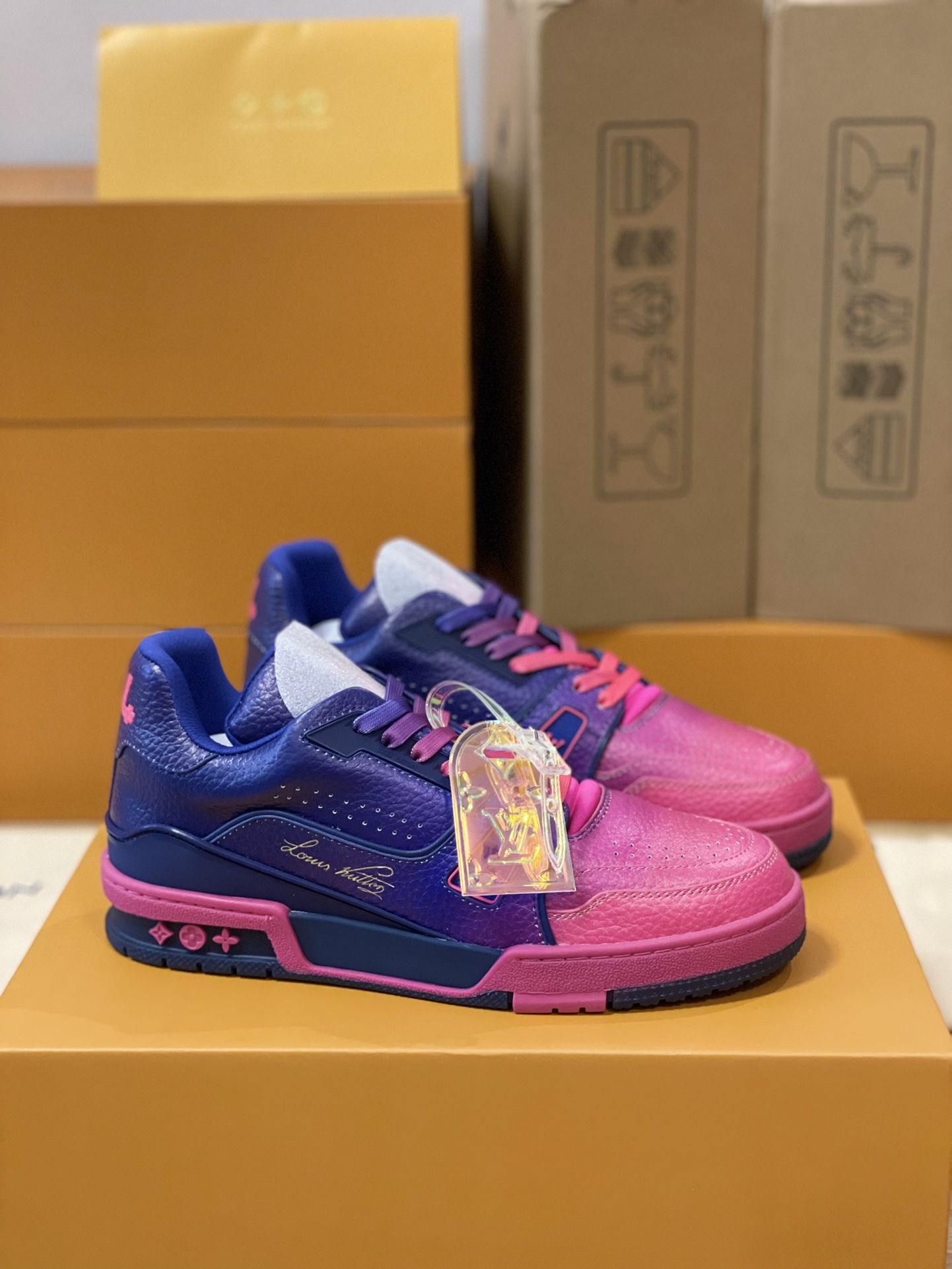 Louis Vuitton couple models LVTRAINER sneakers model number MS0119