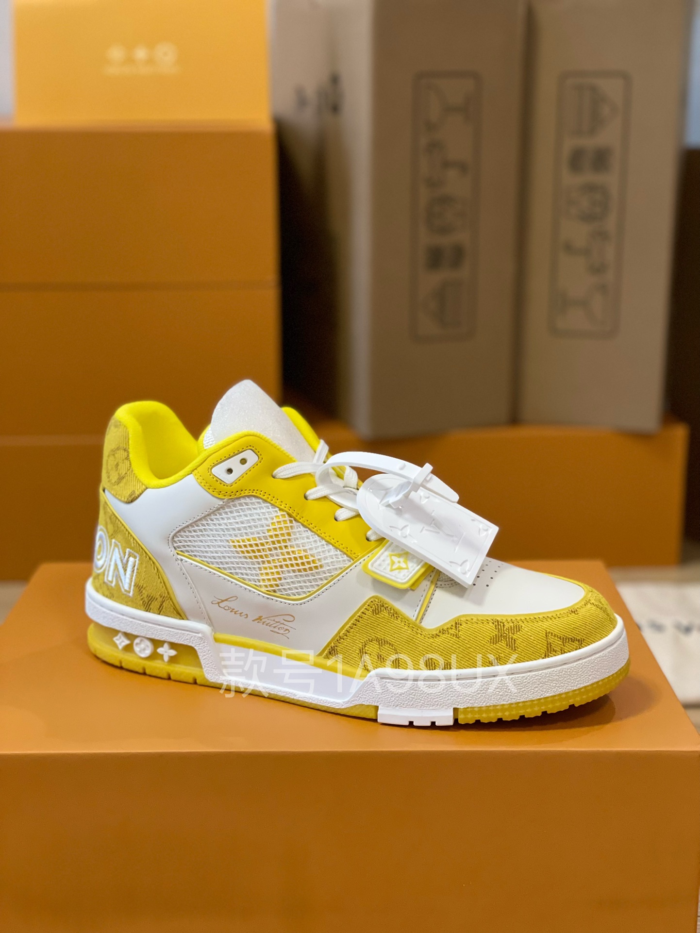 Louis Vuitton Trainer Sneakers Couple Model LD 0727