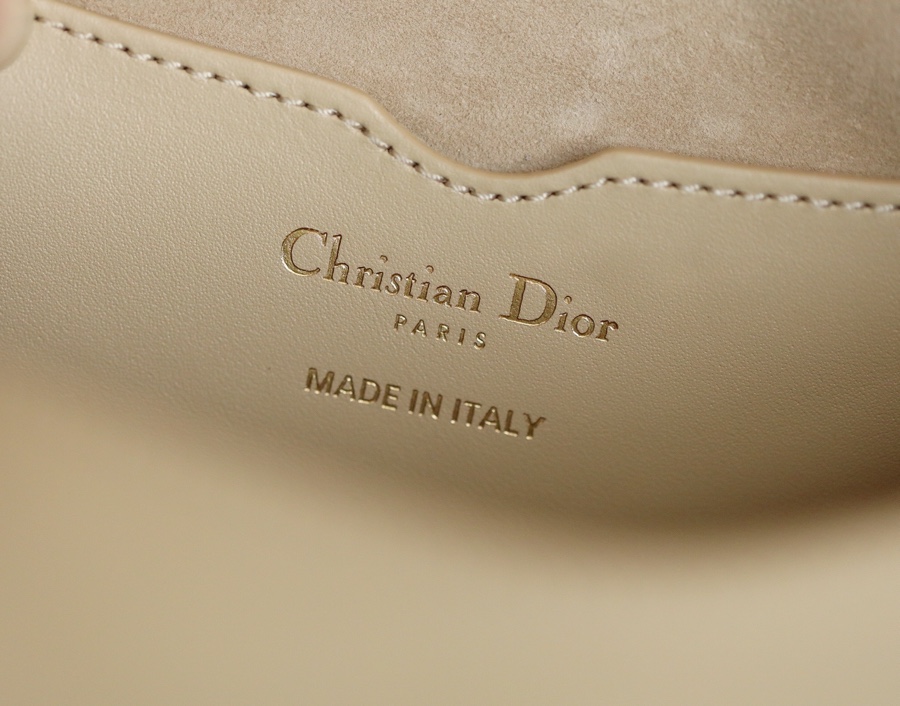 New beige ‼️ medium 𝙙𝙞𝙤𝙧 𝙗𝙤𝙗𝙗𝙗𝙮