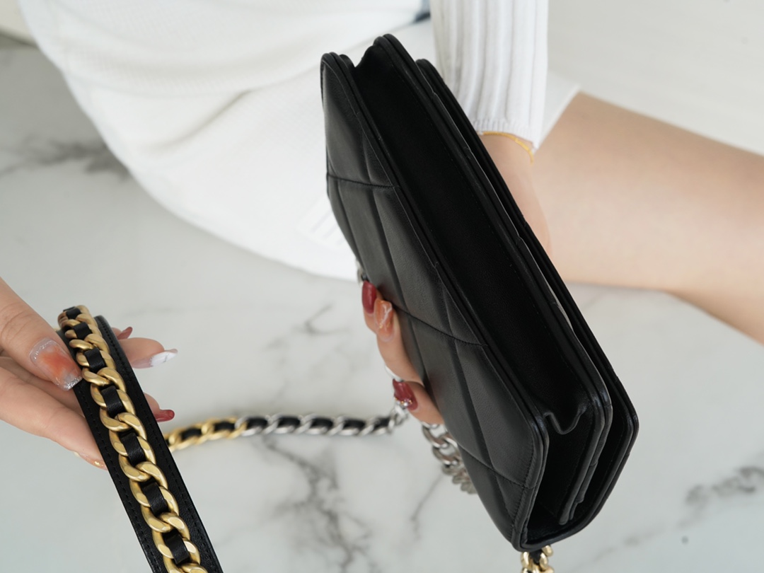 CHANEL 19Bag 𝑾𝒐𝒄 22C black with silver buckle