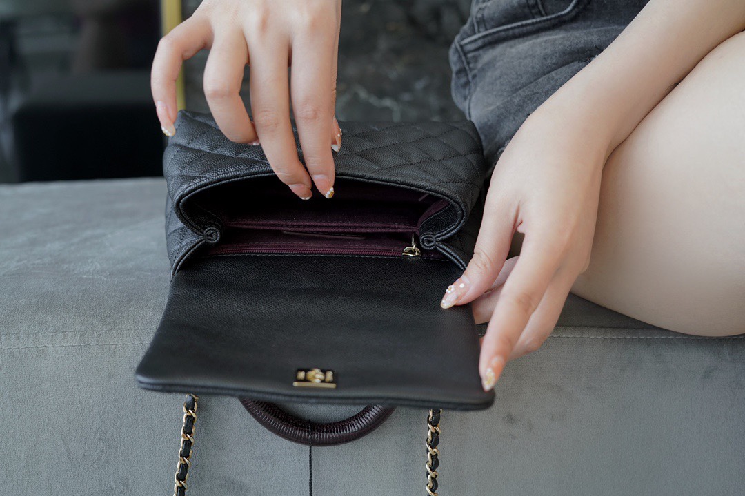 CHANEL 𝗖𝗼𝗖𝗼 𝗛𝗮𝗻𝗱𝗹 𝗲 Lizard skin handle 𝗠𝗶𝗡𝗶 Black gold