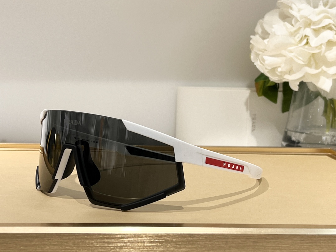 Prada Model SPS04W