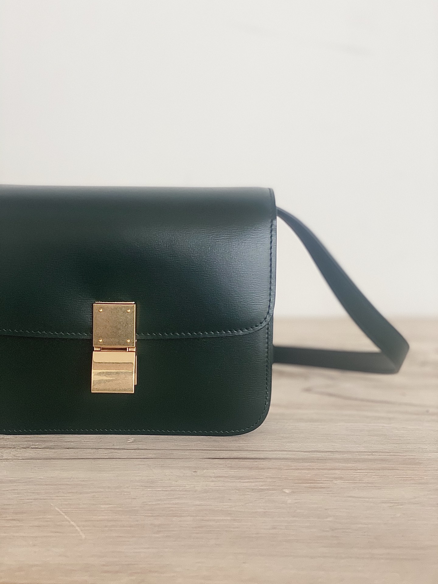 𝐂𝐞𝐥𝐢𝐧𝐞 Box Teen bag in polished calfskin