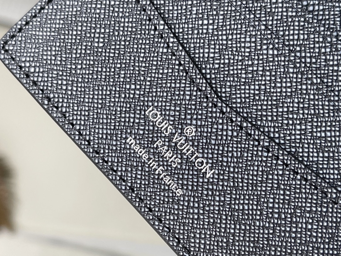 𝐋𝐎𝐔𝐈𝐒 𝐕𝐔𝐈𝐓𝐓𝐎𝐍     M81821