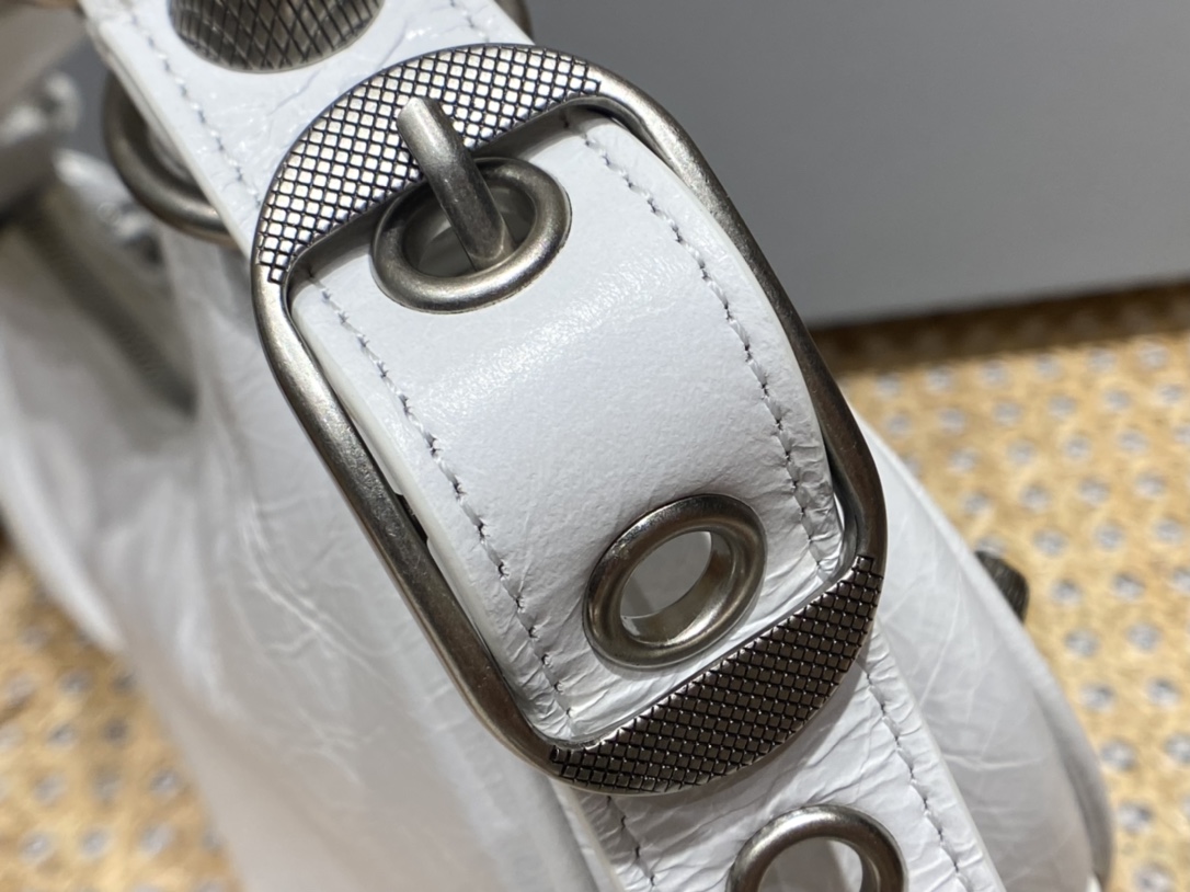 BALENCIAGA 𝐋𝐞 𝐂𝐚𝐠𝐨𝐥𝐞 Moon Bag