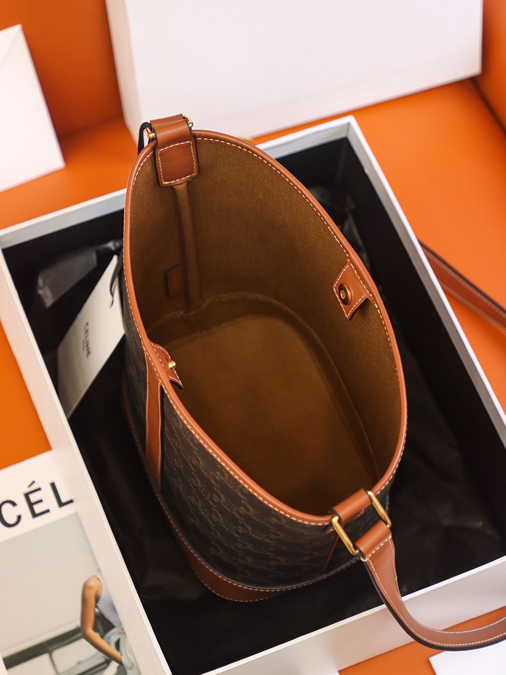 𝐂𝐞𝐥𝐢𝐧𝐞  𝐓𝐑𝐈𝐎𝐌𝐏𝐇𝐄 𝐂𝐀𝐍𝐕𝐀𝐒 bucket bag #191442