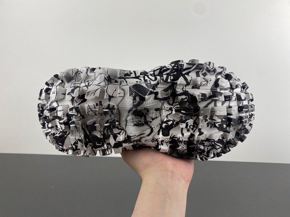 Balenciaga Defender 685613-W2RG19010
