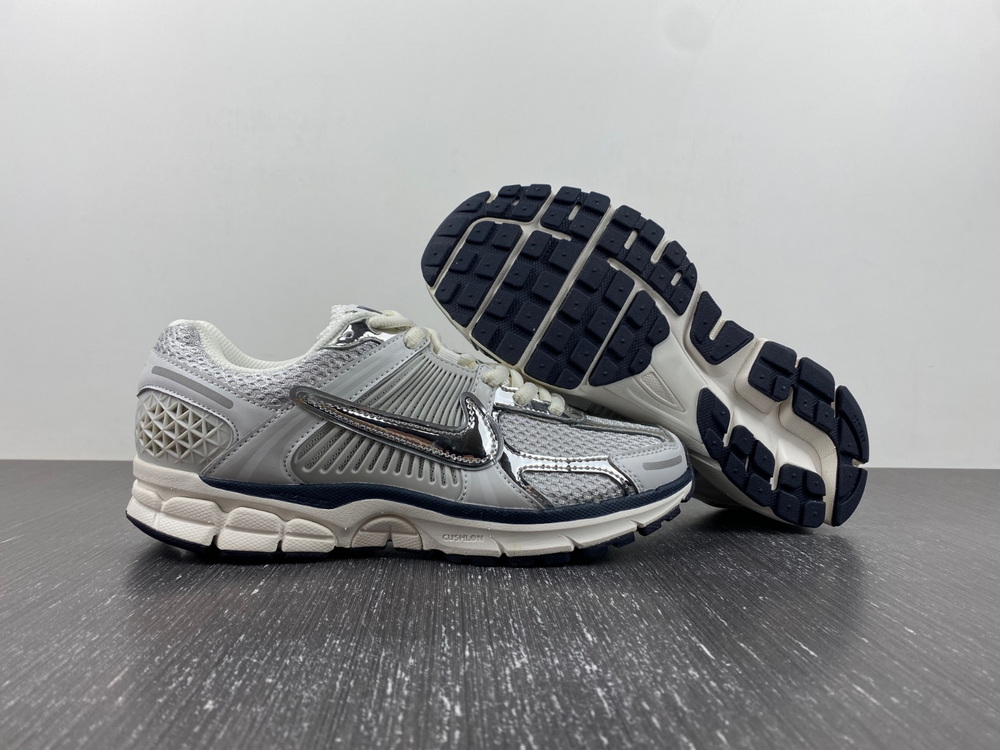 Nike Zoom Vomero 5 Photon Dust Metallic Silver (W)