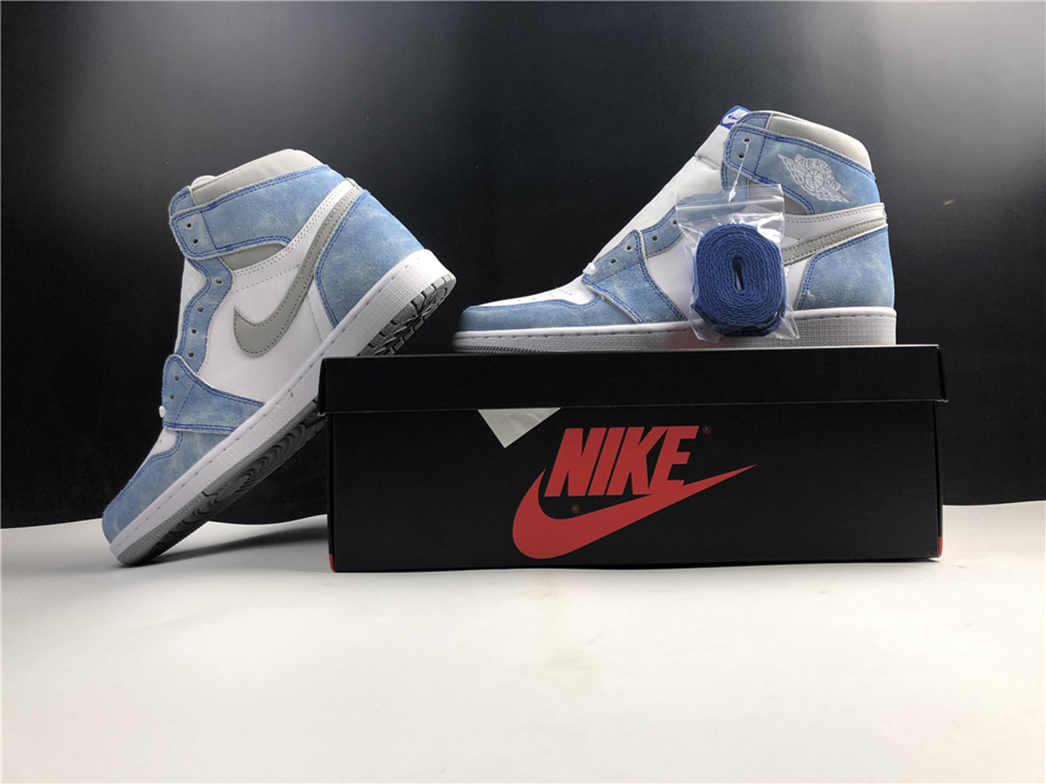 Air Jordan 1 Retro High OG Hyper Royal