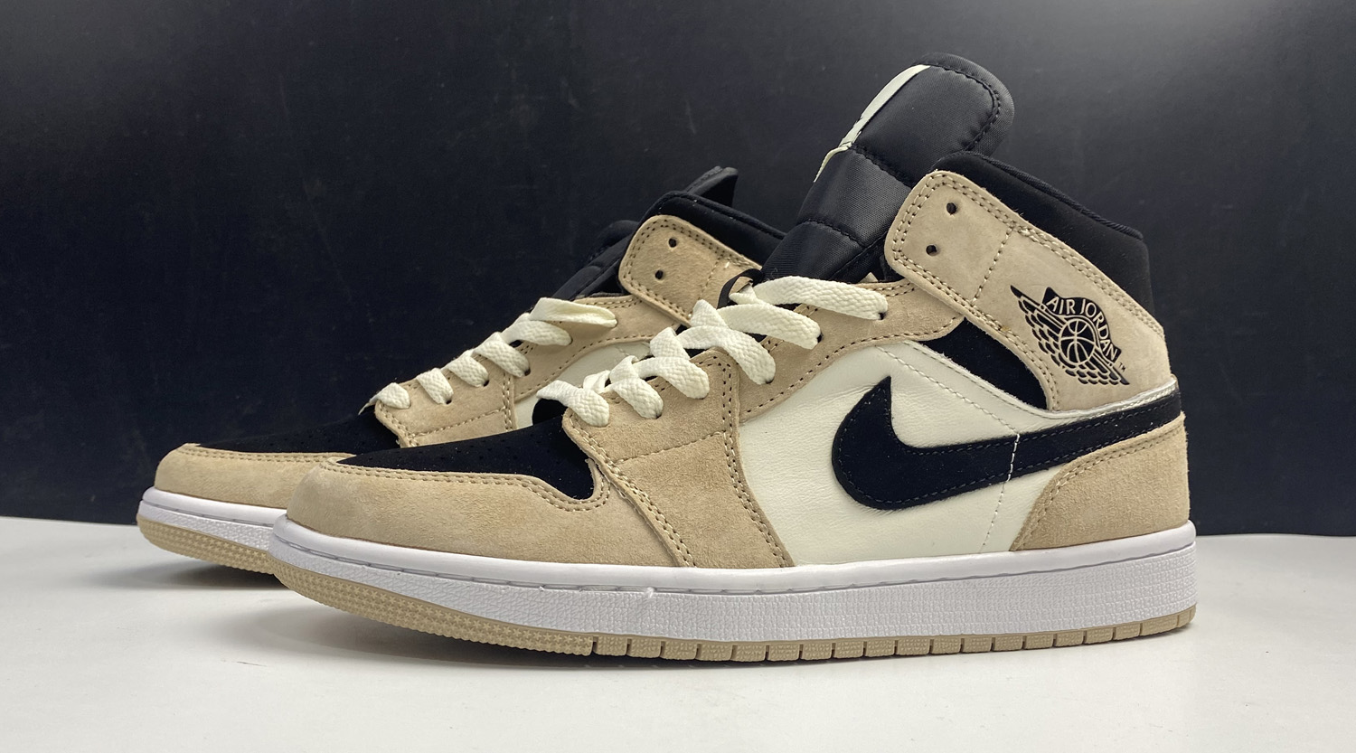 Nike Air Jordan 1 Mid Barely Orange