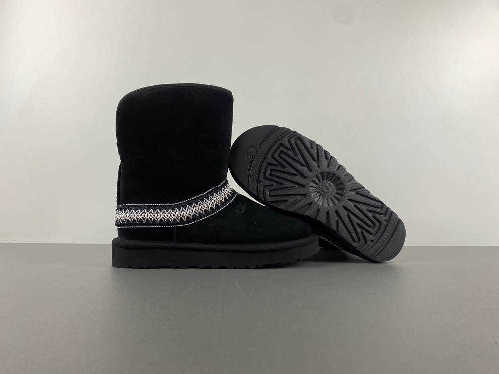 UGG Classic Short Crescent Boot Black (W)