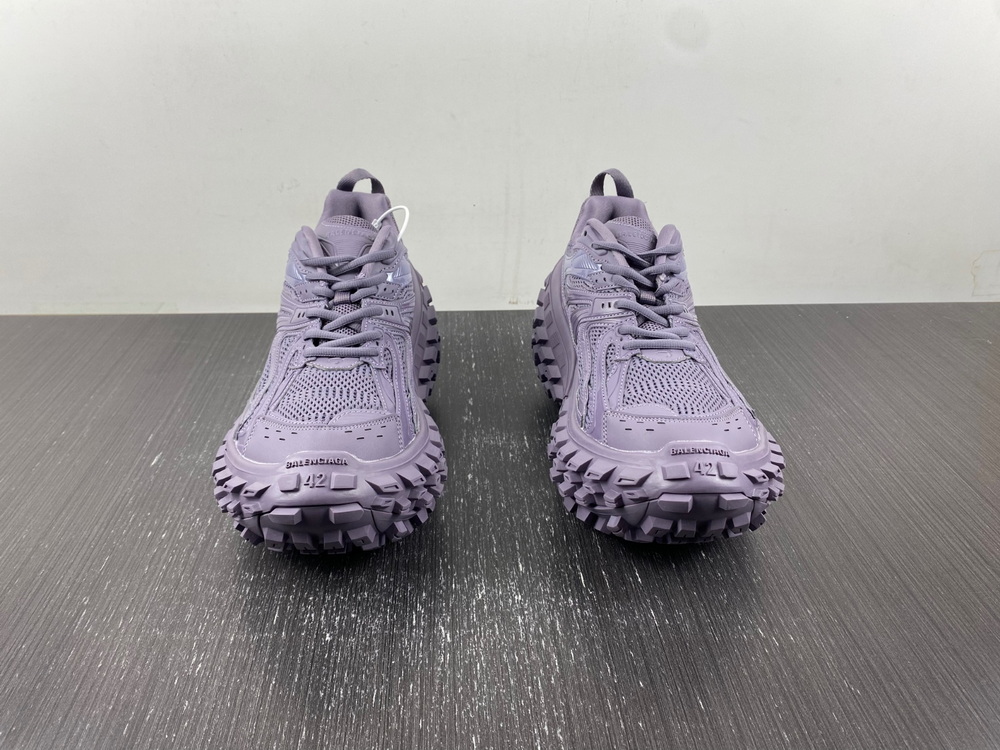 Balenciaga Defender 685613 W2RAM5500