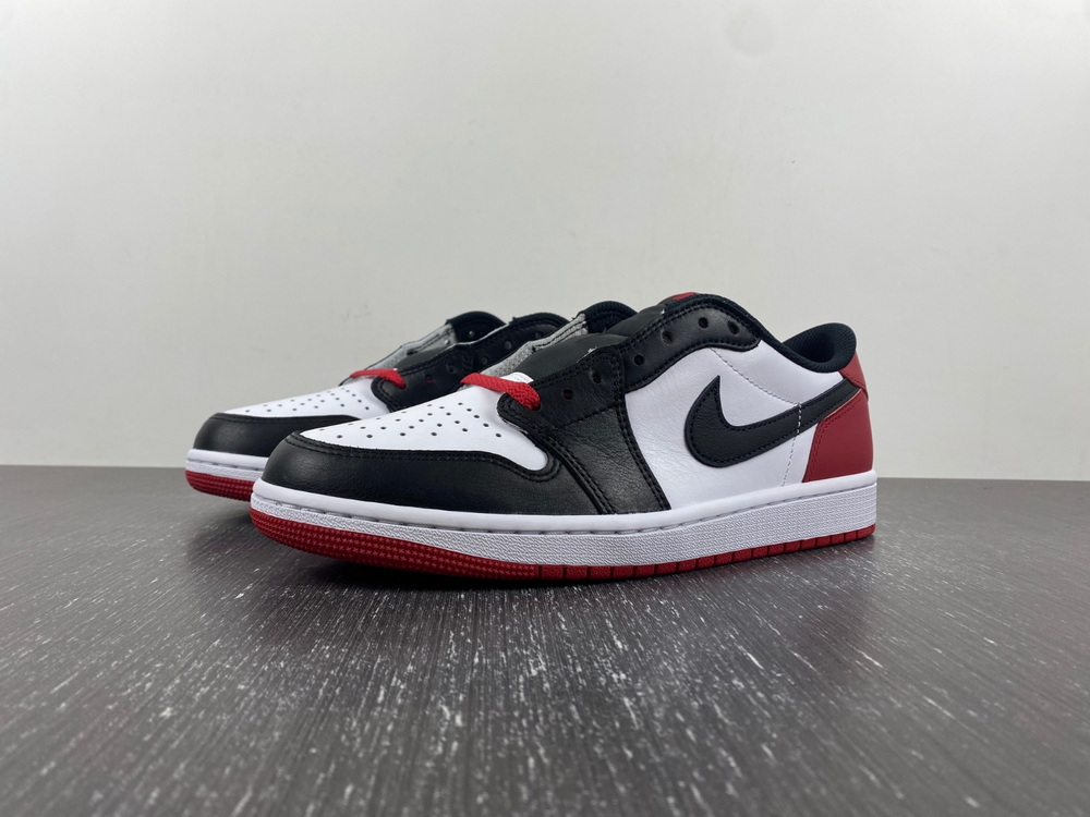 Jordan 1 Retro Low OG Black Toe (2023)