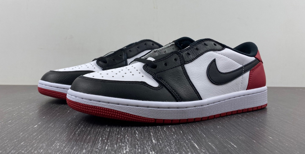 Jordan 1 Retro Low OG Black Toe (2023)