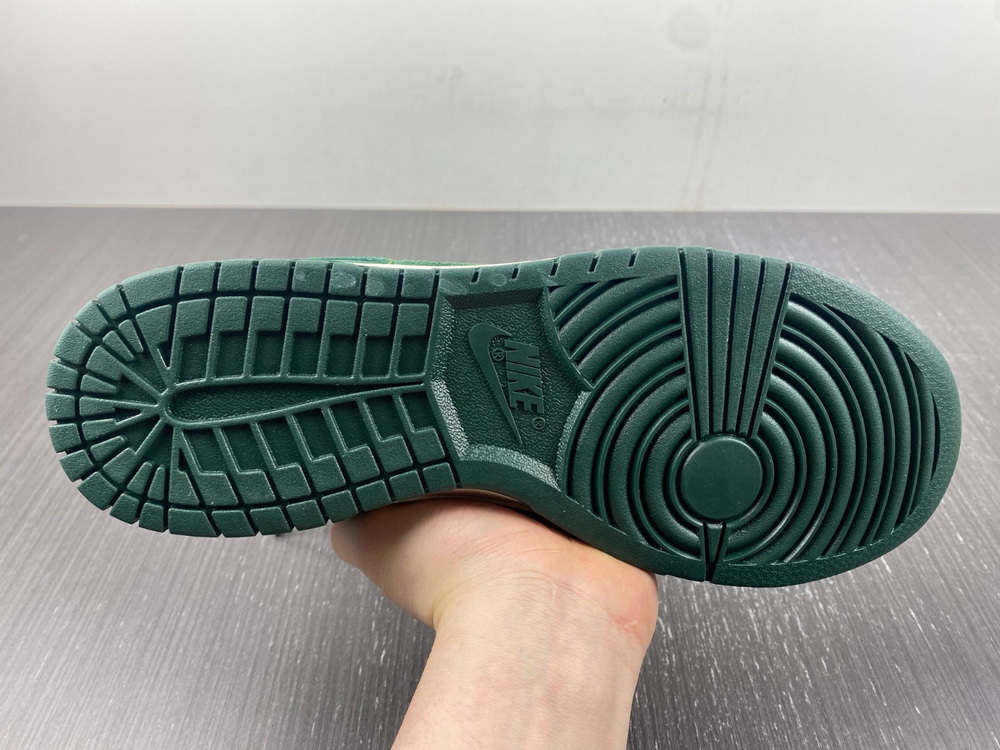 Nike Dunk Low SE Noble Green (W)