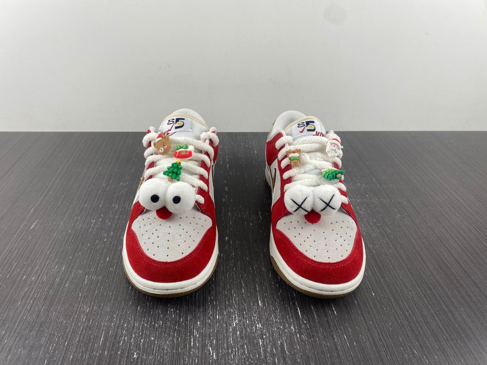 Dunk Low SE 85 Christmas DO9457-112