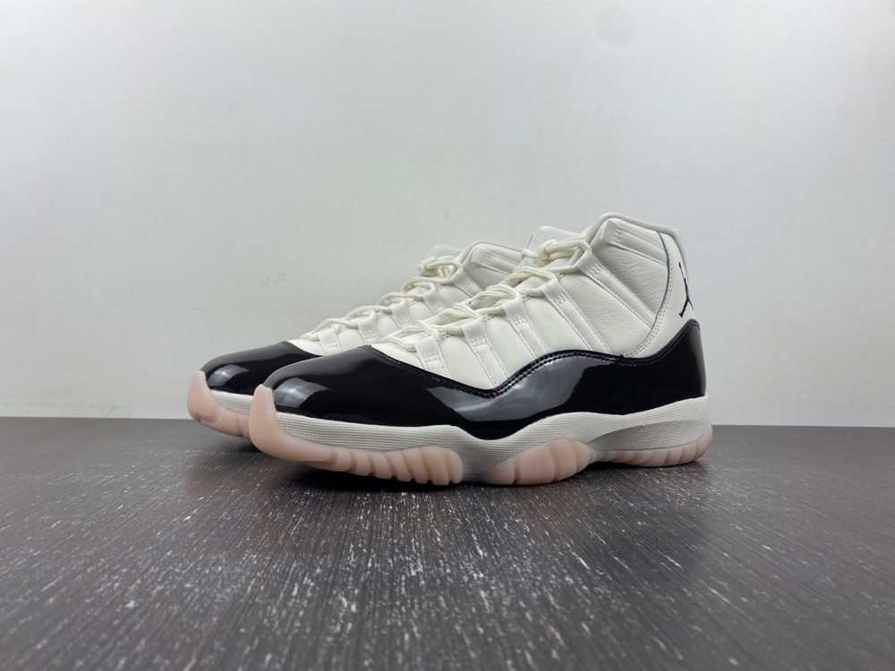 Air Jordan 11 Neapolitan (W) size 14