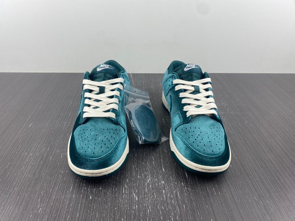 Nike Dunk Low Green Velvet