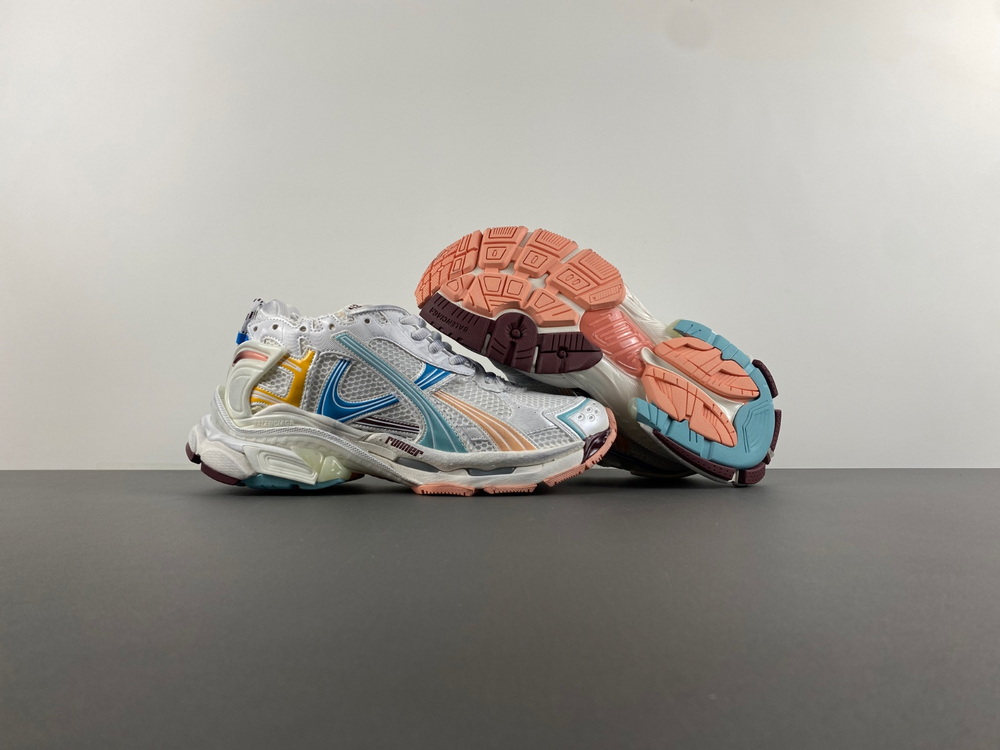 Balenciaga Runner Sneaker 772774-W3RNY-0326