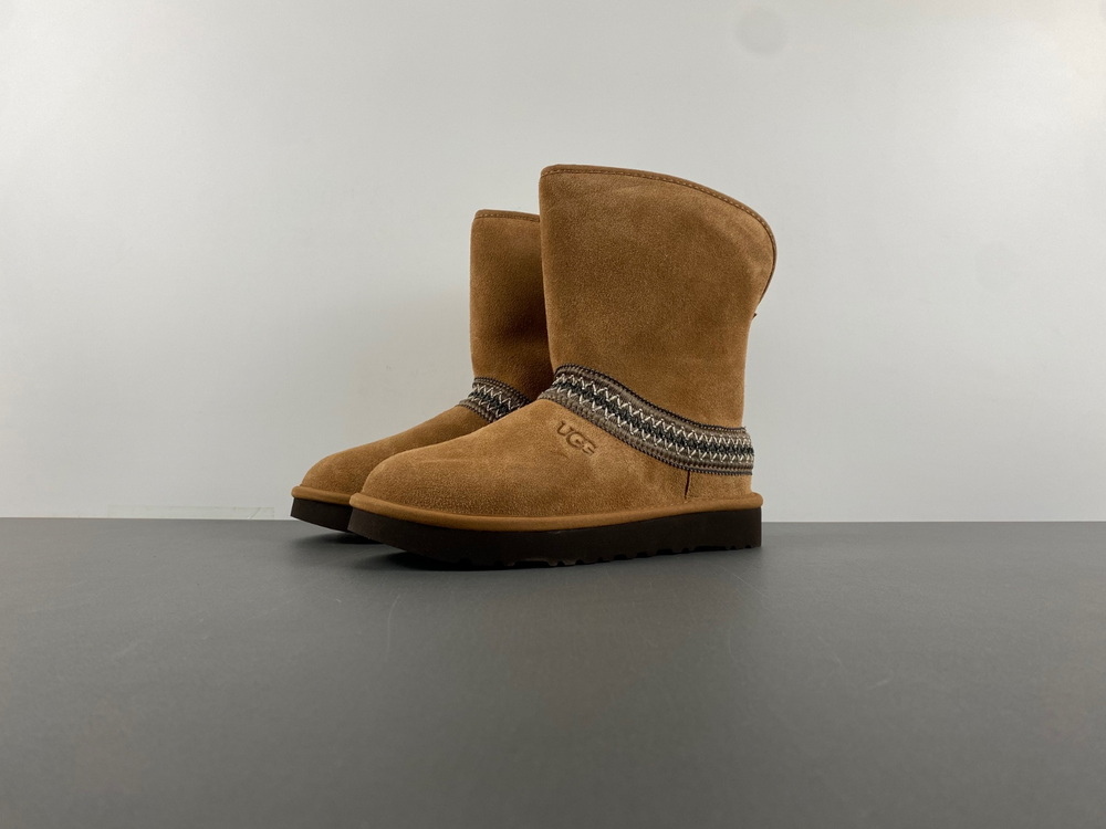 UGG Classic Short Crescent Boot Chestnut (W)