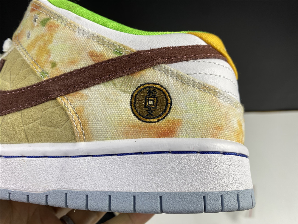 Nike SB Dunk Low Street Hawker (2021)