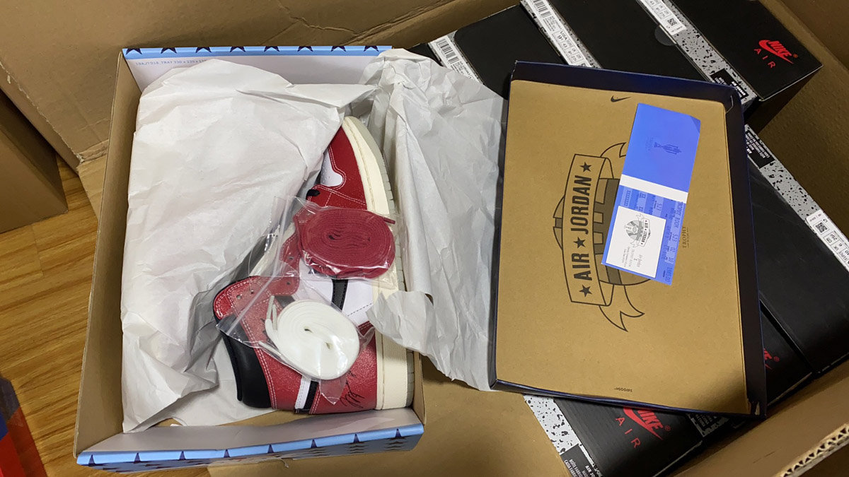 @OWF Jordan 1 Retro High Trophy Room Chicago