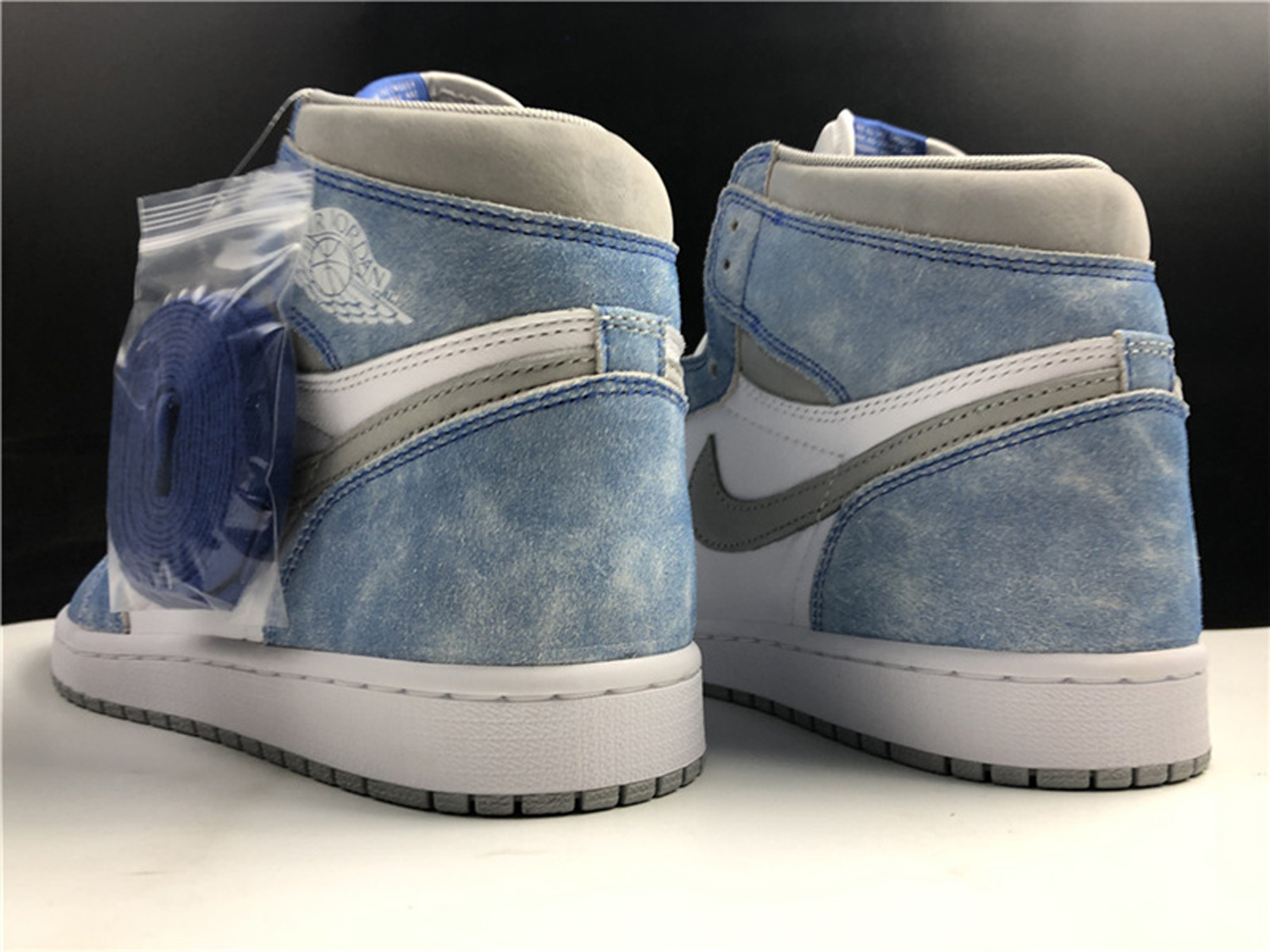 Air Jordan 1 Retro High OG Hyper Royal