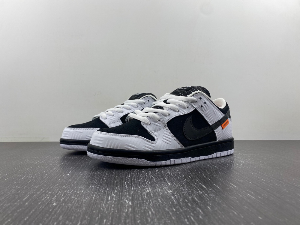 Nike SB Dunk Low TIGHTBOOTH